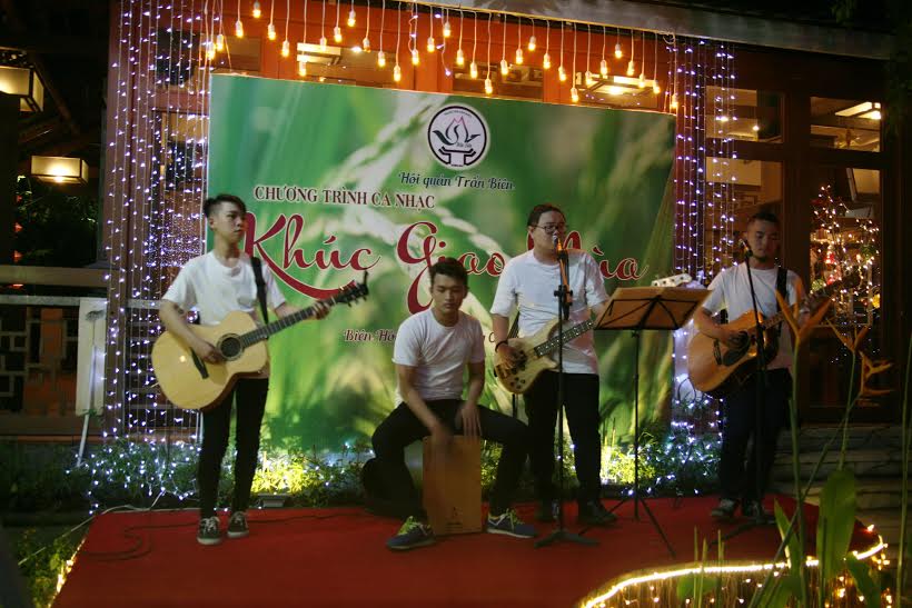 Một ban nhạc biểu diễn phục vụ khán giả tại khu cà phê sân vườn của Hội quán Trấn Biên trong tối ngày 1-1-2016