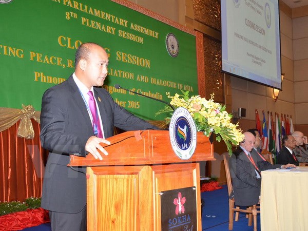 Nghị sỹ Hun Many đọc Tuyên bố Phnom Penh tại phiên bế mạc Hội nghị lần thứ 8 các Nghị viện châu Á. (Ảnh: Vietnam+)