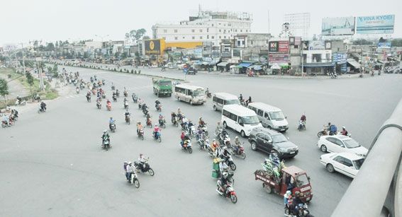 Khu vực ngã tư Vũng Tàu (TP.Biên Hòa) các phương tiện tập trung đông nhưng không xảy ra ùn tắc. (Ảnh chụp lúc 16 giờ 30 ngày 3-1). Ảnh: T.HảI