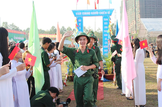 Cầu vinh quang, một hình thức giáo dục truyền thống trong hội trại tòng quân
