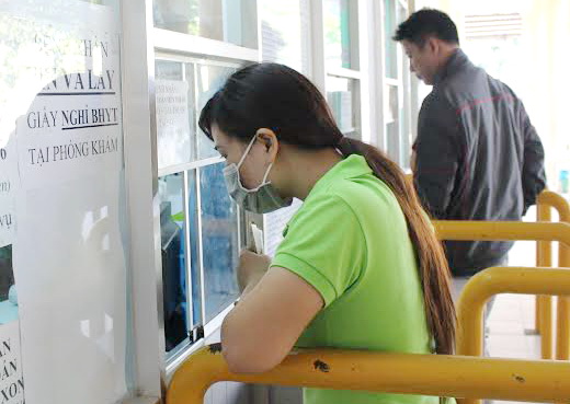 Bệnh viện da liễu Đồng Nai không được khám bảo hiểm trái tuyến kể từ ngày 1-1-2016. Trong ảnh: Người dân đăng ký khám bệnh tại Bệnh viện da liễu Đồng Nai. 