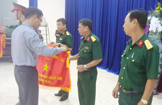 Phó chủ tịch UBND tỉnh Trần Văn Vĩnh tặng cờ thi đua của UBND tỉnh cho các tập thể xuất sắc.
