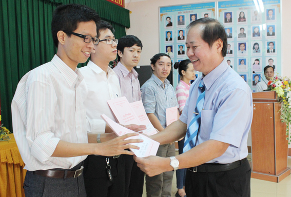 Giám đốc Sở Y tế Huỳnh Minh Hoàn trao quyết định phân công công tác tác cho các tân bác sĩ.