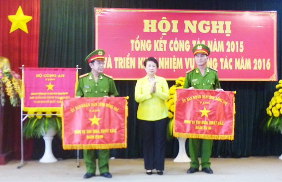 Đồng chí Phan Thị Mỹ Thanh trao cờ 