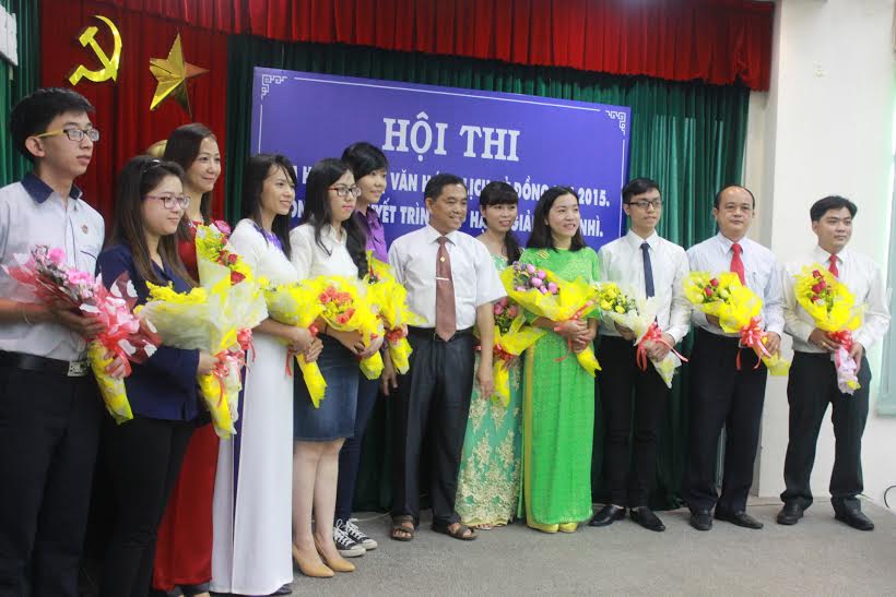 Đồng chí Huỳnh Văn Tới, Ủy viên Ban TVTU, Chủ tịch Ủy ban MTTQ Việt Nam tỉnh, Trưởng Ban tổ chức hội thi tặng hoa cho các thí sinh