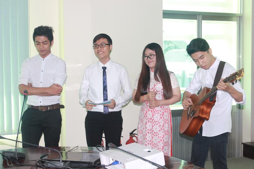 Phần dự thi độc đáo, ấn tượng của thí sinh Đỗ Khôi Nguyên (thứ 2 từ trái qua), Trường đại học Khoa học xã hội và nhân văn TP.Hồ Chí Minh