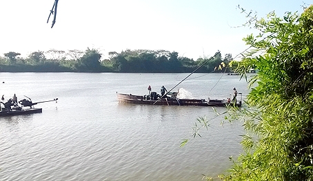 Ghe bơm hút trộm cát ngang nhiên hoạt động trên sông Đồng Nai, đoạn giáp ranh giữa 2 huyện Định Quán và Tân Phú.