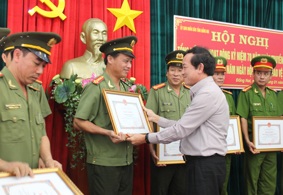 Khen thưởng các cá nhân đạt thành tích trong hoạt động kỷ niệm Ngày truyền thống Công an nhân dân.  