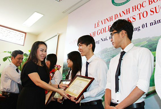 Bà Lê Nữ Thùy Dương, Phó Chủ tịch Hội đồng quản trị, Tổng giám đốc Công ty đầu tư và kinh doanh Golf Long Thành trao học bổng cho sinh viên. 