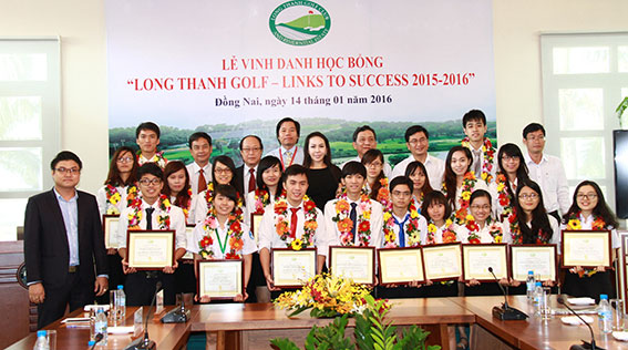 Các sinh viên được nhận giải thưởng Long Thanh Golf - Links To Success