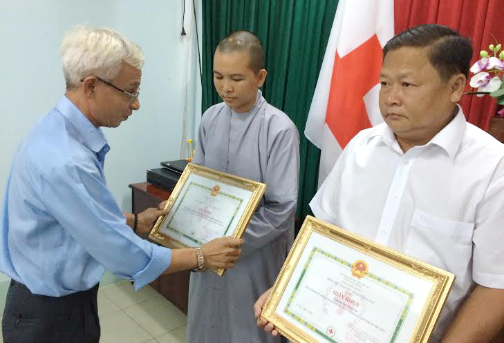 Lãnh đạo Hội Chữ thập đỏ tỉnh tặng giấy khen cho các cá nhân, tổ chức có nhiều đóng góp cho hoạt động Hội trong năm 2015