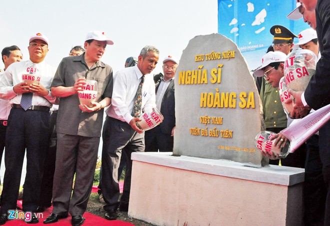 Lãnh đạo Tổng LĐLĐ Việt Nam cùng tỉnh Quảng Ngãi đặt viên đá đầu tiên xây khu tưởng niệm Nghĩa sĩ Hoàng Sa ở huyện đảo Lý Sơn. 