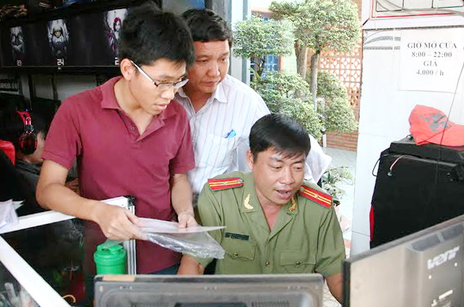 Các thành viên trong đang giám sát hoạt động tại một điểm truy cập internet ở thị trấn Trảng Bom