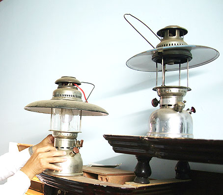 Những chiếc đèn măng sông và chiếc nồi đồng có tuổi hơn 100 năm được ông sưu tập.