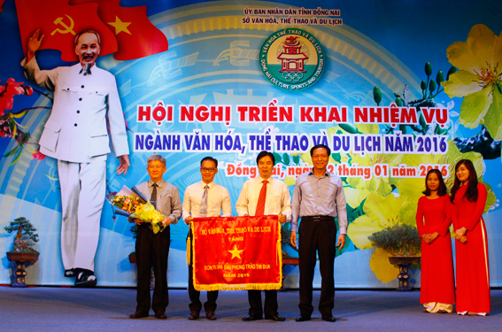 Sở Văn hóa- thể thao và du lịch Đồng Nai đón nhận cờ thi đua xuất sắc của Bộ Văn hóa- thể thao và du lịch.
