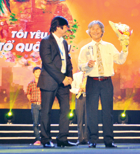 Nhạc sĩ Đoàn Quang Trung (phải) trong đêm Gala “Tôi yêu Tổ quốc tôi” do Hội Liên hiệp thanh niên Việt Nam tổ chức.  Ảnh: M.SƠN