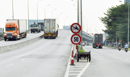 Đầu cầu vượt ngã tư Vũng Tàu, hướng từ Đồng Nai đi TP.Hồ Chí Minh cắm biển cấm xe máy, nhưng hướng ngược lại không có biển cấm. Nếu người chạy xe máy lên cầu thì sẽ bị tuýt còi, nộp phạt.