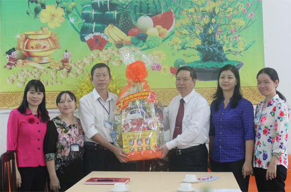 Vice Chairman Pham Ngoc Tuan presents Tet gifts to Dong Nai Centre for Disabled and Orphaned Children