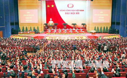 Các đại biểu biểu quyết thông qua Nghị quyết Đại hội XII Đảng Cộng sản Việt Nam. Ảnh: TTXVN
