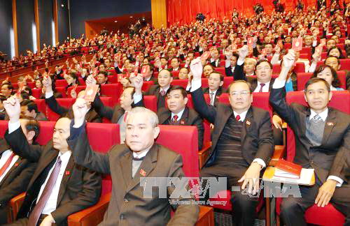 Các đại biểu biểu quyết thông qua Nghị quyết Đại hội XII Đảng Cộng sản Việt Nam. Ảnh TTXVN