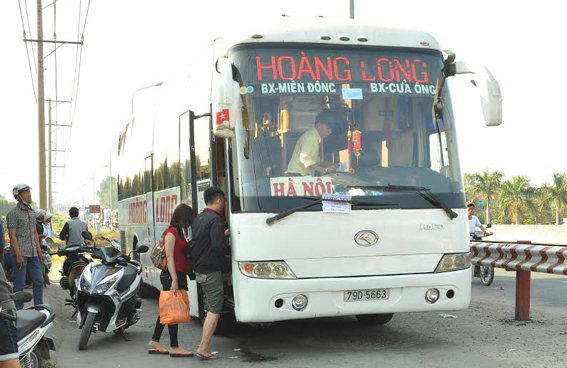  Một hãng xe đón hành khách tại khu vực trước bến xe Đồng Nai ngày 29-1 (20 tháng Chạp âm lịch).