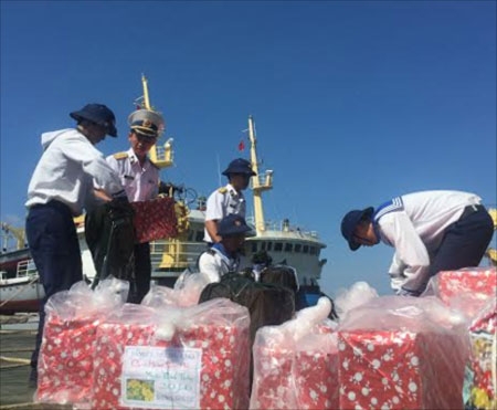 Loading Tet gifts. (Source:PANO)