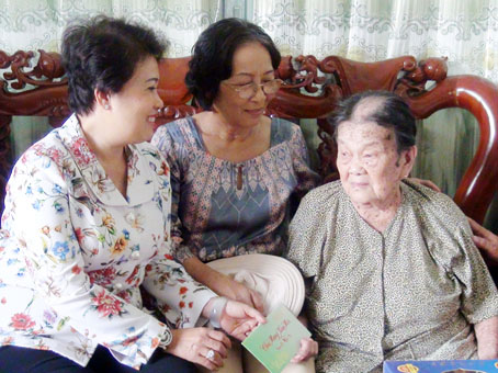 Đồng chí Phan Thị Mỹ Thanh, Phó bí thư Tỉnh ủy đến thăm, tặng quà tết cho các bà mẹ Việt Nam anh hùng