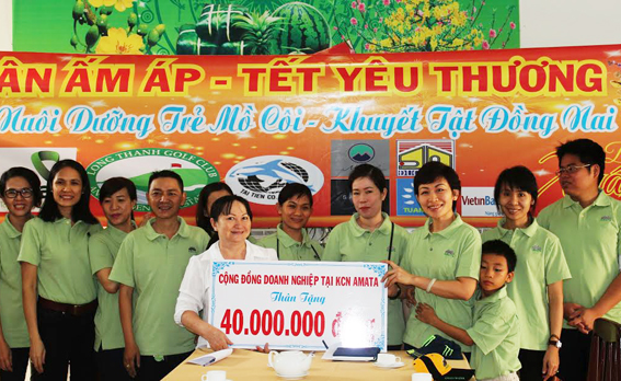 Amata's representative presents Tet gifts to Dong Nai centre