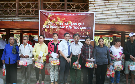 Đồng chí Huỳnh Văn Tới, Ủy viên Ban TVTU, Chủ tịch UBMTTQ tỉnh tặng quà tết cho bà con dân tộc Chơro tại xã Phú Lý.