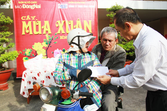Ông Trần Huy Thanh, Tổng biên tập Báo Đồng Nai trao quà cho các thành viên Chi hội người mù.