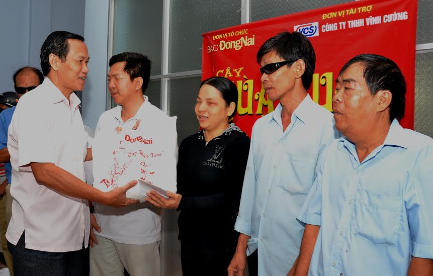 Deputy Editor-in-Chief La Xuan Phu hands Tet gifts to blind people in