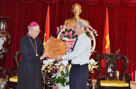 Bí thư Tỉnh ủy tặng quà cho các tổ chức tôn giáo.