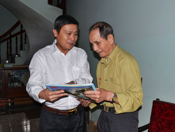 Bí thư Thành ủy Biên Hòa Lê Văn Dành thăm và tặng quà cho ông Nguyễn Đức Sự