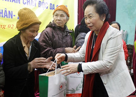 Vice President Nguyen Thi Doan presents Tet gifts to poor families and AO victims in Thai Binh