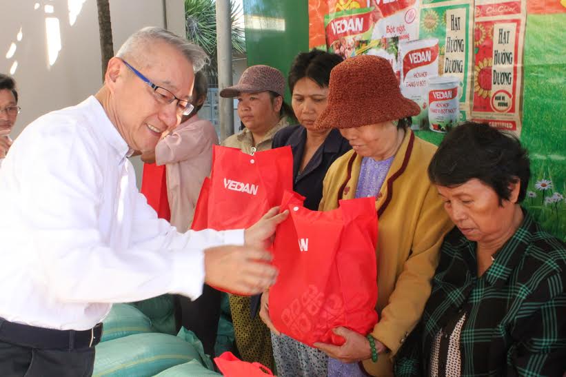 Mr Hsieh Jau Hwang presents gifts to disadvantaged people in Long Thanh district’s Phuoc Thai commune.