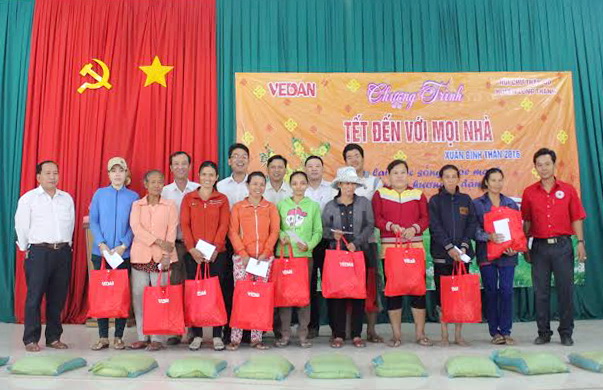 Mr Hsieh Jau Hwang presents gifts to disadvantaged people in Long Thanh district’s Phuoc Thai commune.