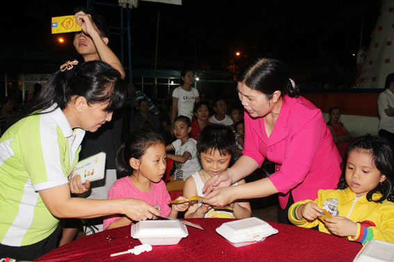 Bà Phạm Thị Kim Chung, Phó trưởng ban Ban dân vận Tỉnh ủy tặng quà và lì xì Tết cho các em thiếu nhi