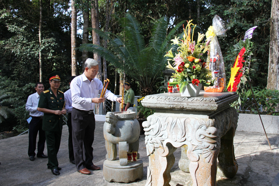 Đồng chí Nguyễn Phú Cường dâng hương tại Trung ương cục miền Nam