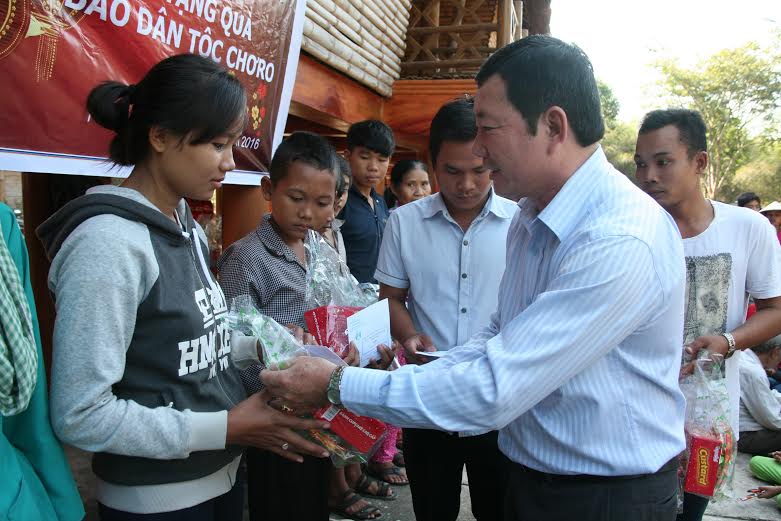 Phó chủ tịch UBND huyện Vĩnh Cửu Phạm Minh Phước tặng quà tết cho người dân trong huyện.
