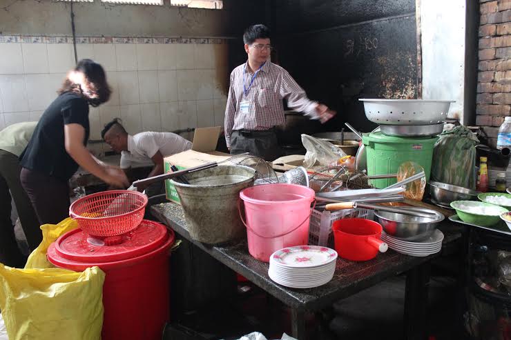 Đoàn thanh tra, kiểm tra liên ngành tỉnh đang kiểm tra nơi chế biến thức ăn không đảm bảo về điều kiện vệ sinh của một trạm dừng chân trên địa bàn huyện Xuân Lộc. Ảnh: Ngọc Thư