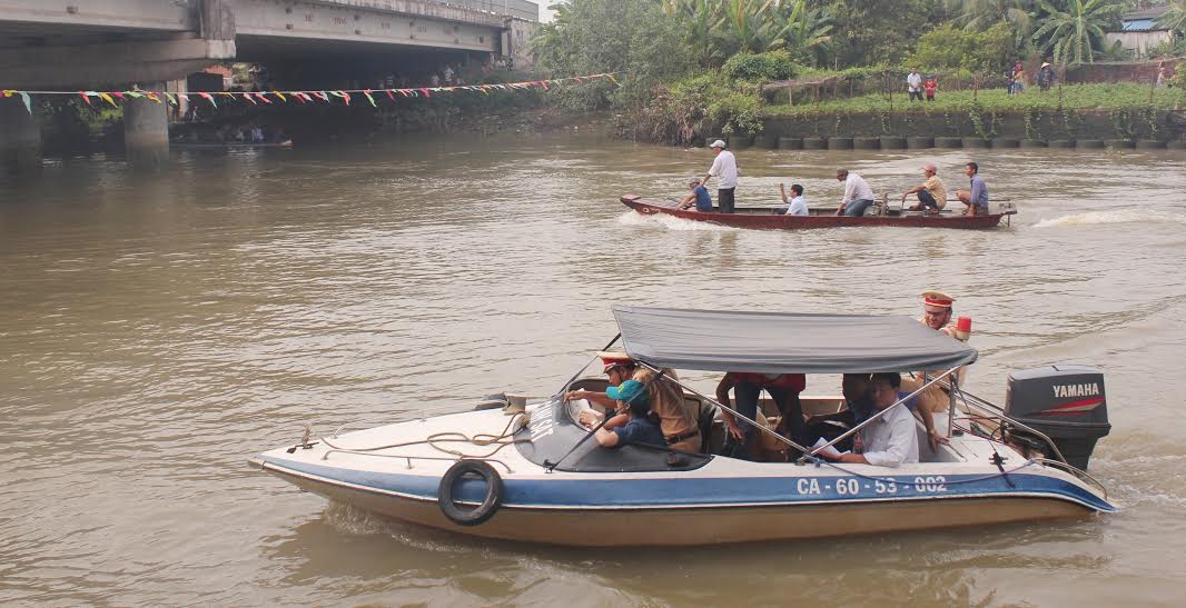 Lực lượng cảnh sát giao thông đường thủy Đồng Nai tuần tra đảm bảo an toàn giao thông trên sông.