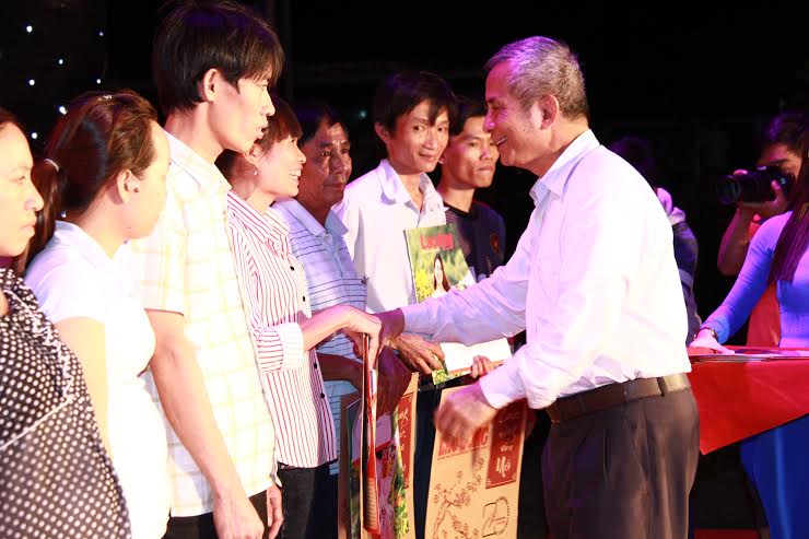 Chủ tịch Tổng Liên đoàn Lao động Việt Nam Đặng Ngọc Tùng tặng vé xe buýt Xuân Bính Thân cho công nhân Đồng Nai