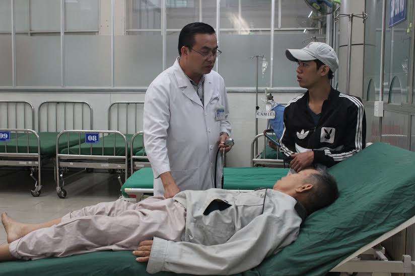  Bác sĩ Nguyễn Anh Vương, Trưởng Khoa Cấp cứu Bệnh viện đa khoa Thống Nhất cấp cứu cho bệnh nhâ