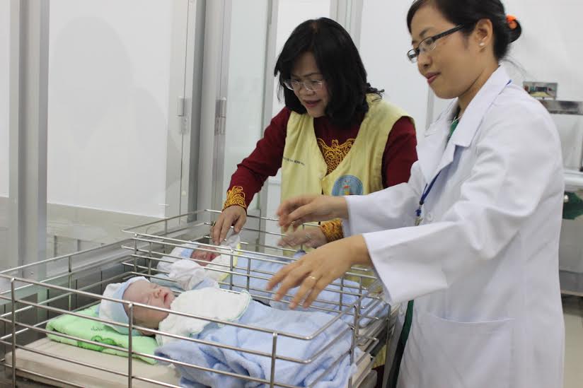 Phó Chủ tịch UBND tỉnh Nguyễn Hòa Hiệp thăm trẻ mới chào đời trong đêm giao thừa tại Bệnh viện đa khoa Thống Nhấ