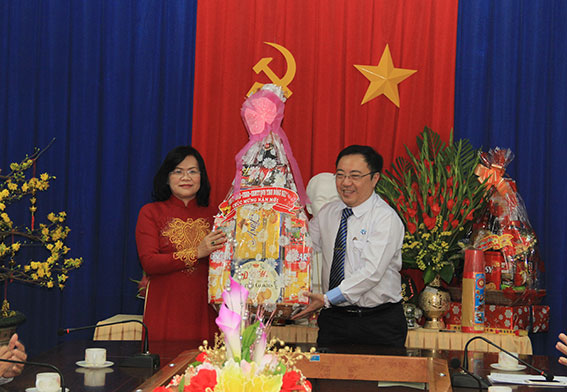 Phó chủ tịch UBND tỉnh Nguyễn Hòa Hiệp (trái) tặng quà cho Giám đốc bệnh viện đa khoa Đồng Nai Phan Huy Anh Vũ. Ảnh: Huy Anh