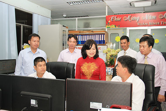 Phó chủ tịch UBND tỉnh Nguyễn Hòa Hiệp (áo đỏ) cùng ban giám đốc Công ty Điện lực Đồng Naithăm hỏi động viên các cán bộ trực đêm giao thừa tại phòng điều độ 