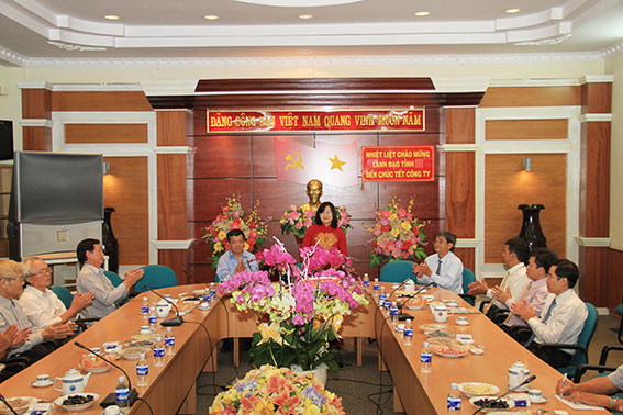Phó chủ tịch UBND tỉnh Nguyễn Hòa Hiệp chúc tết ban giám đốc, cán bộ  Công ty cổ phần cấp nước Đồng Nai. Ảnh: Huy Anh