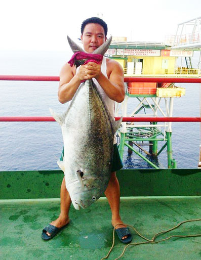 Sáng mồng một tết, Thượng úy Phạm Thành An câu được cá thu hơn 20 kg từ nhà giàn DK1/15