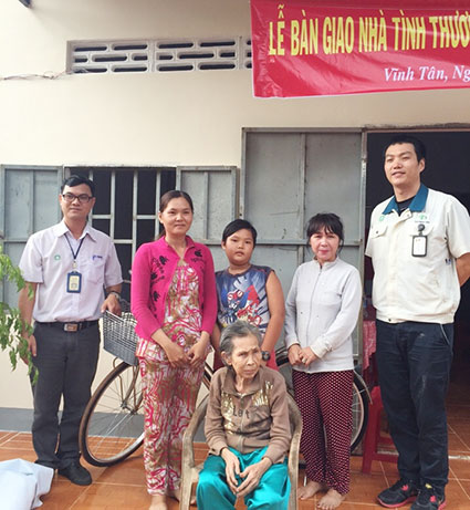 Gia đình bà Nguyễn Thị Của trong ngày nhận nhà mới