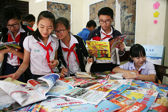Học sinh, đoàn viên thanh niên đọc sách báo tại triển lãm.
